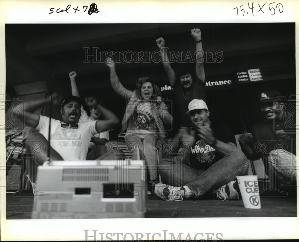 1991 Press Photo New Orleans Saints- Fan watch game while in line for tickets.- Historic Images