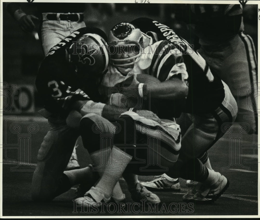 1979 Press Photo New Orleans Saints-Myers &amp; Federspiel Sack Jaworski.- Historic Images