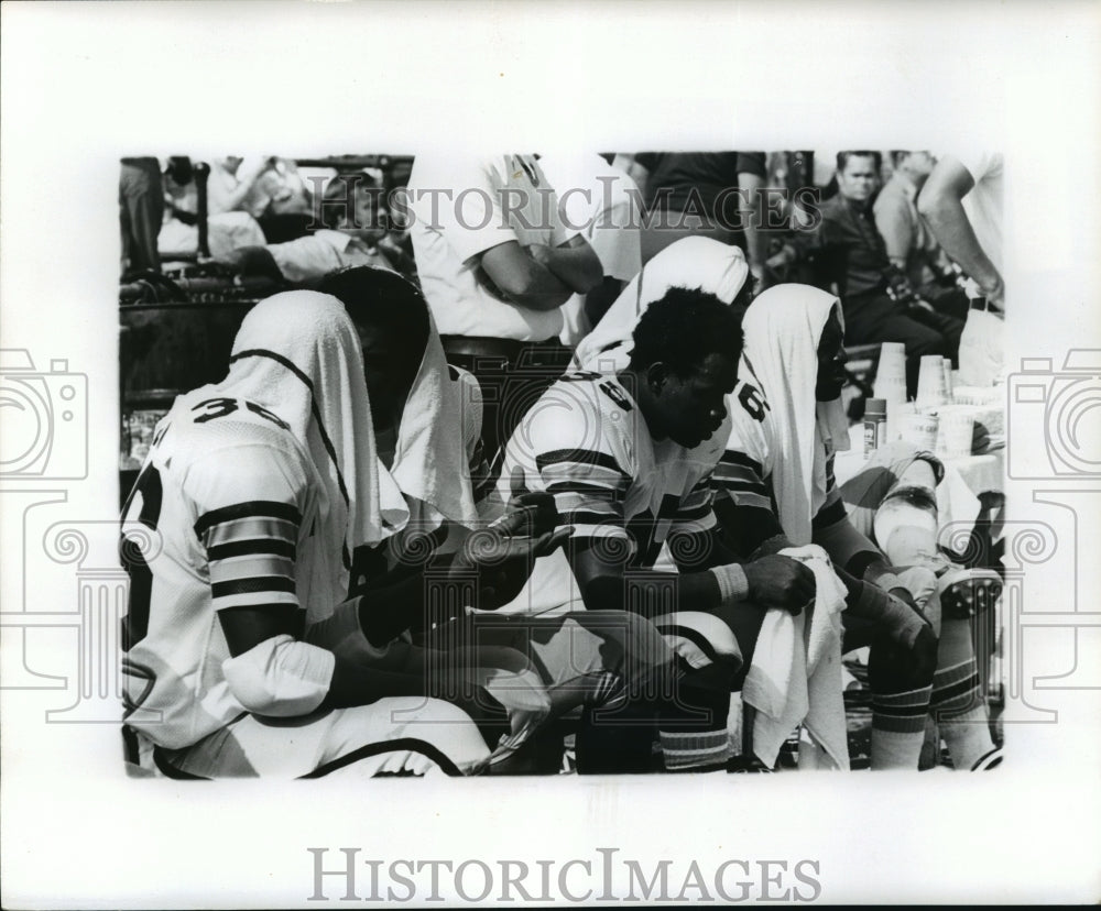 1973 Press Photo New Orleans Saints - Players Sitting on Bench with Towels- Historic Images