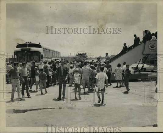 1970 Press Photo New Orleans Saints - Fans Welcome Saints Home at Airport