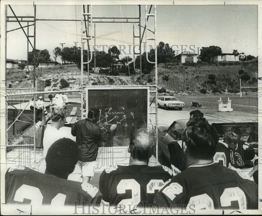 1969 Press Photo New Orleans Saints - Coach Jack Faulkner Talks Defense to Team- Historic Images