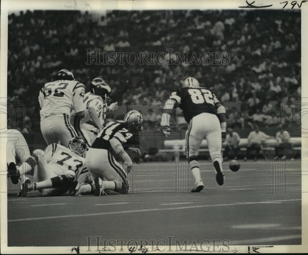 1976 Press Photo New Orleans Saints- Frustrated Saints chase loose ball.- Historic Images