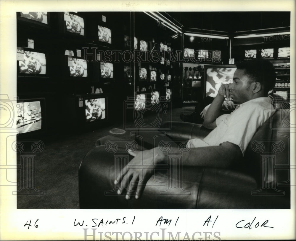 1988 Press Photo New Orleans Saints- Richard Williams watches game at Macy&#39;s.- Historic Images