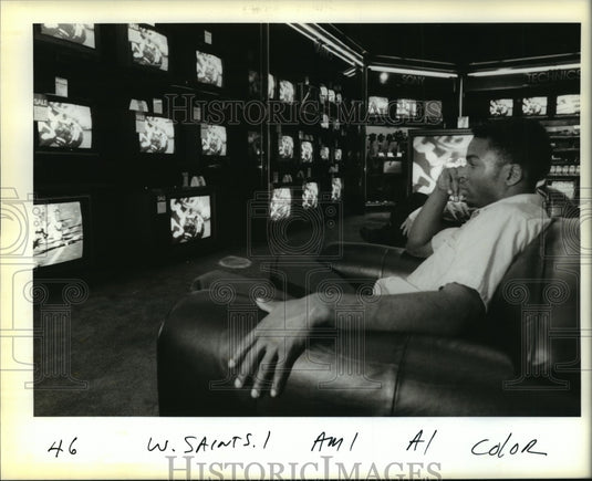 1988 Press Photo New Orleans Saints- Richard Williams watches game at Macy's.- Historic Images