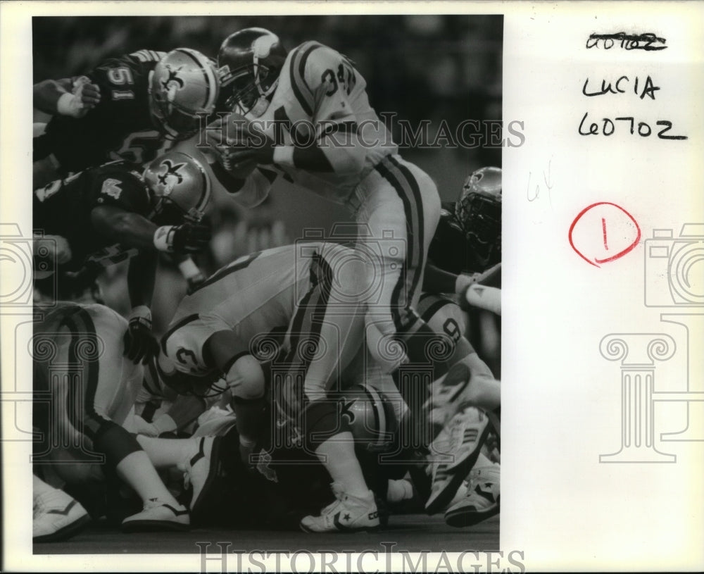 Press Photo New Orleans Saints- Receiver going down crowded by Saints.- Historic Images