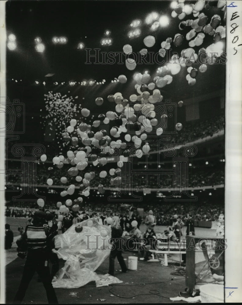 Load image into Gallery viewer, 1977 Press Photo Sugar Bowl - Balloons Released at 43rd Sugar Bowl - nos00910
