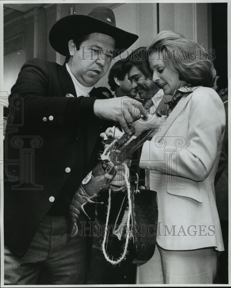 1977 Press Photo Sugar Bowl - Visitors Danny Palmer &amp; Angela Hill with Lobster- Historic Images