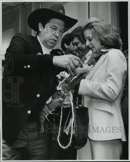 1977 Press Photo Sugar Bowl - Visitors Danny Palmer & Angela Hill with Lobster- Historic Images