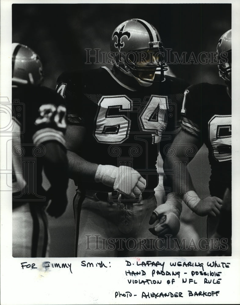 1985 Press Photo New Orleans Saints- Saints LaFary wearing white hand padding.- Historic Images