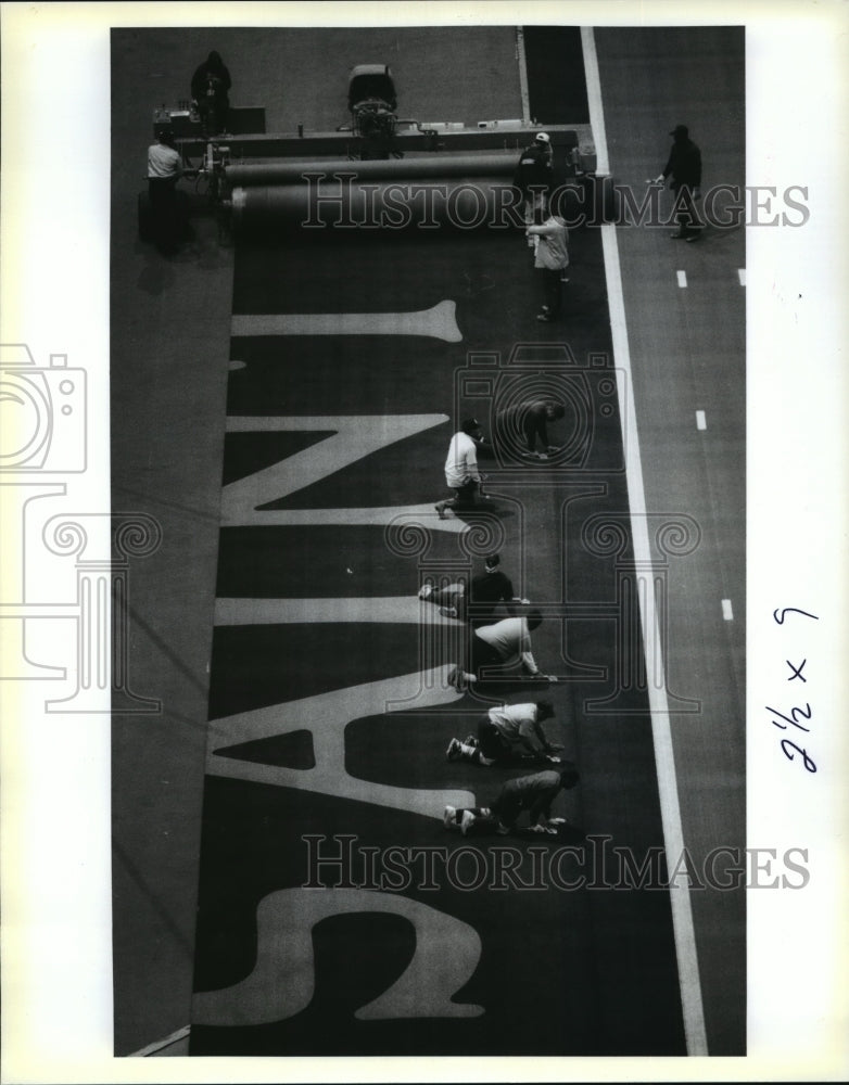 1993 Press Photo New Orleans Saints - Superdome Crew Put Out Saints Carpet- Historic Images