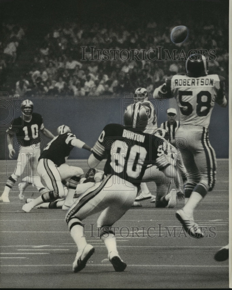 1976 Press Photo New Orleans Saints-Bobby Douglas Sends Ball to Larry Burton- Historic Images