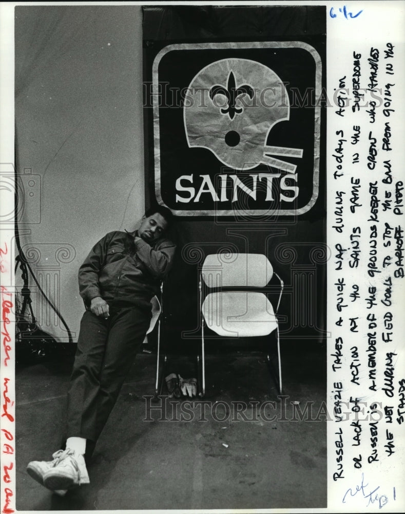 1985 Press Photo New Orleans Saints- Russell Veazie takes a quick nap.- Historic Images