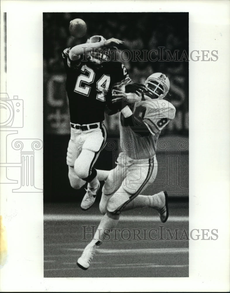 Load image into Gallery viewer, 1985 Press Photo New Orleans Saints- Terry Hoage breaks up pass play.
