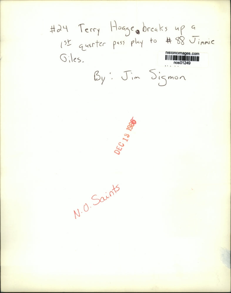 1985 Press Photo New Orleans Saints- Terry Hoage breaks up pass play.