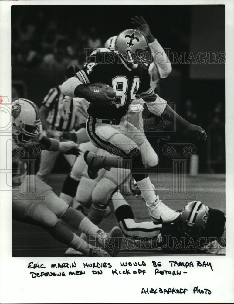 1985 Press Photo New Orleans Saints- Eric Martin hurdles Tampa defensive men.- Historic Images