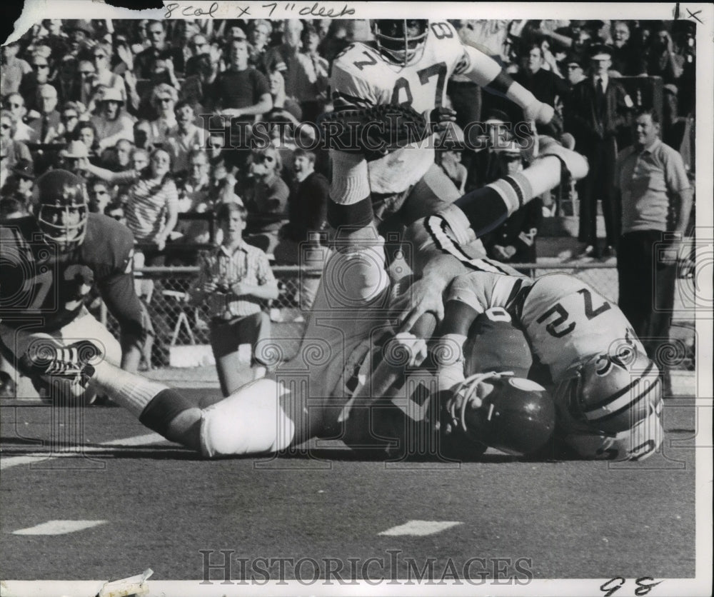 1971 Press Photo New Orleans Saints- Saints get through to Minnesota&#39;s Bob Lee.- Historic Images