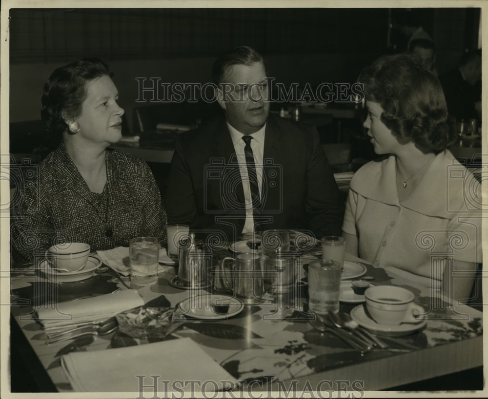 1960 Press Photo Sugar Bowl- Mr. and Mrs. Charles Cambell and daughter Donna.- Historic Images