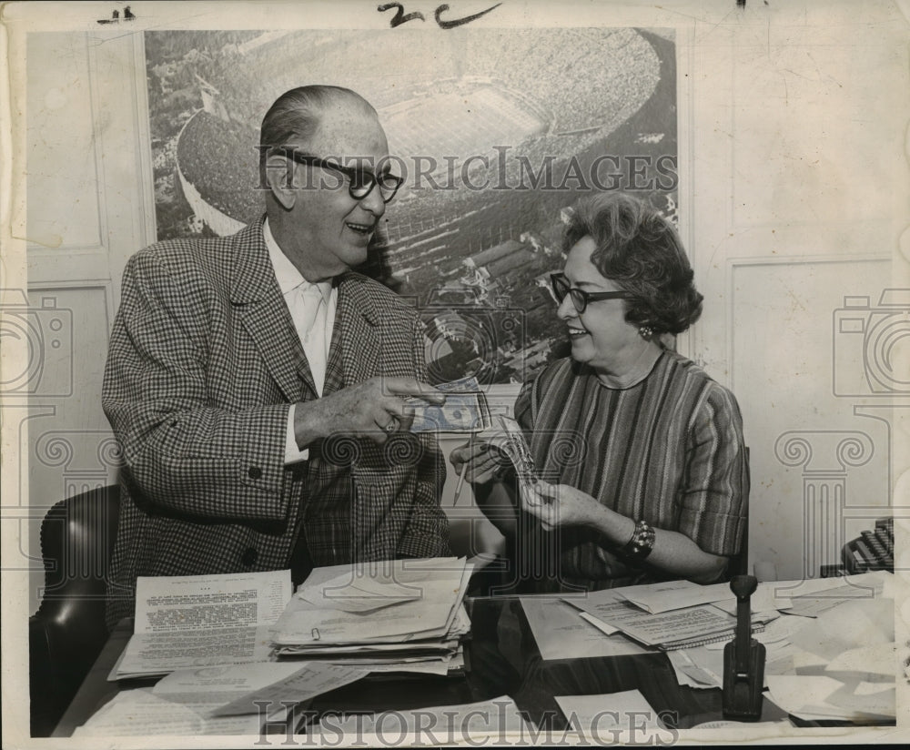 1961 Press Photo Sugar Bowl- Roundy Coughlin with Mrs. Edwin G. Engert.- Historic Images