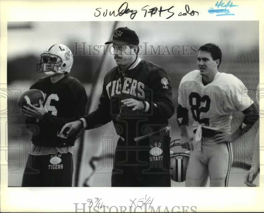 1988 Press Photo Football- Mike Archer with players during practice- Historic Images