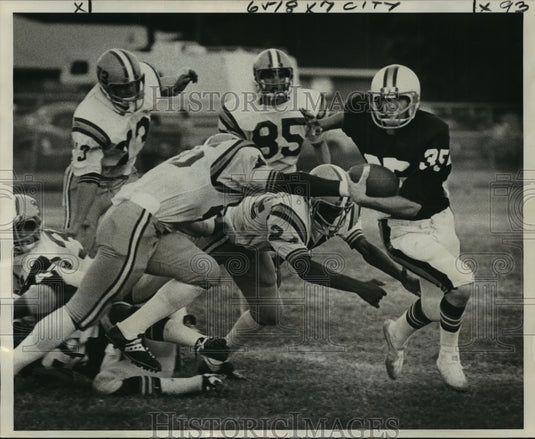 1977 Press Photo Bonnabel vs Lutcher Football Game-Players Tackle Each Other- Historic Images
