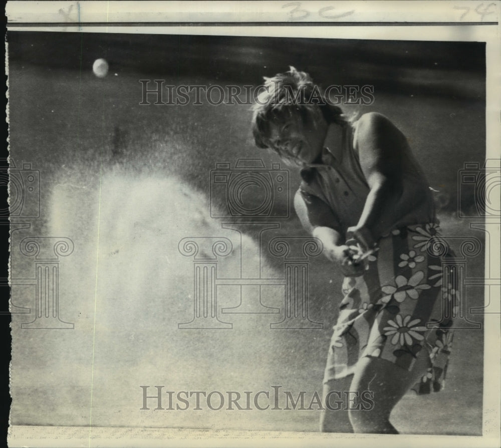 1972 Press Photo Deborah Austin Hits Golf Ball Women&#39;s World Classic Tournament- Historic Images