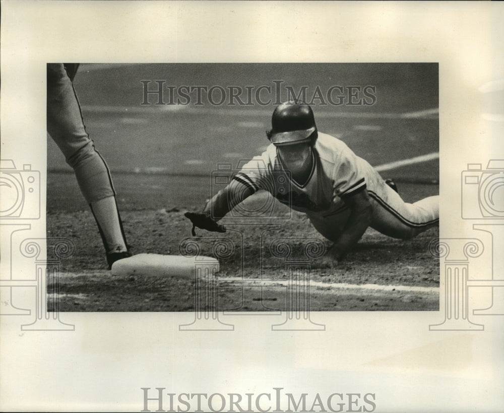 1977 Press Photo New Orleans Pelicans - Benny Ayala Diving into 1st Base- Historic Images