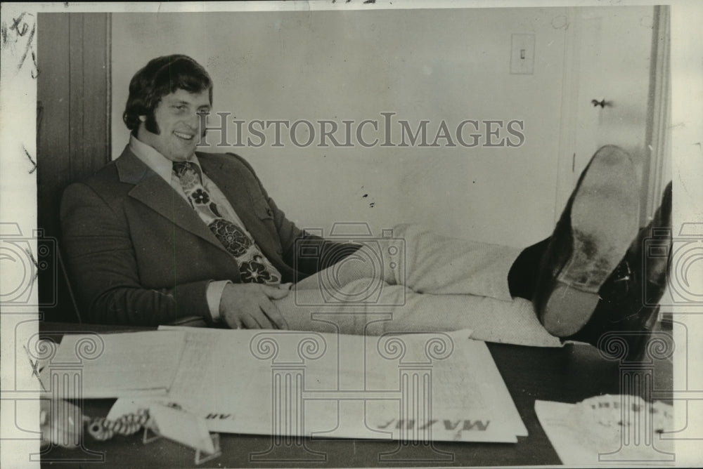 1972 Press Photo San Diego Chargers - Bob Babich, Linebacker, in Sales Job- Historic Images