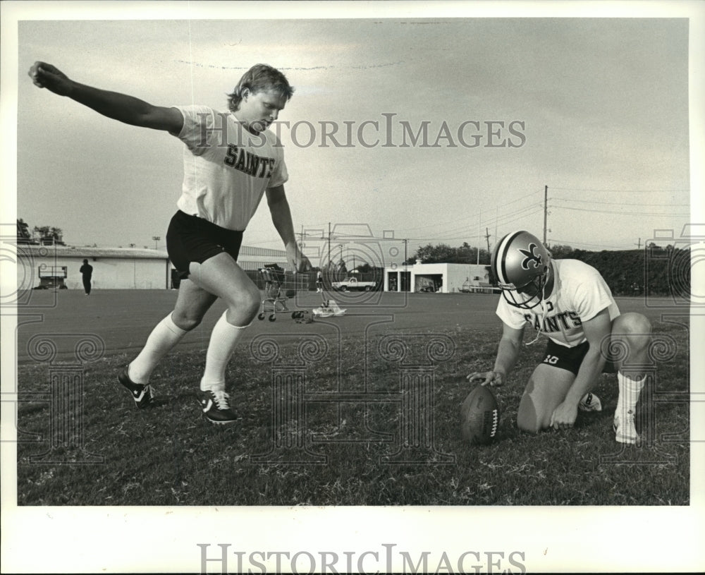 1986 Press Photo Saints&#39; Morten Andersen demonstrates his kicking style.- Historic Images