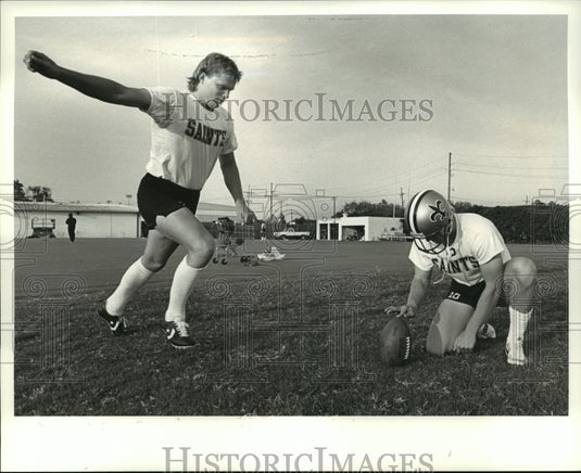 1986 Press Photo Saints' Morten Andersen demonstrates his kicking style.- Historic Images
