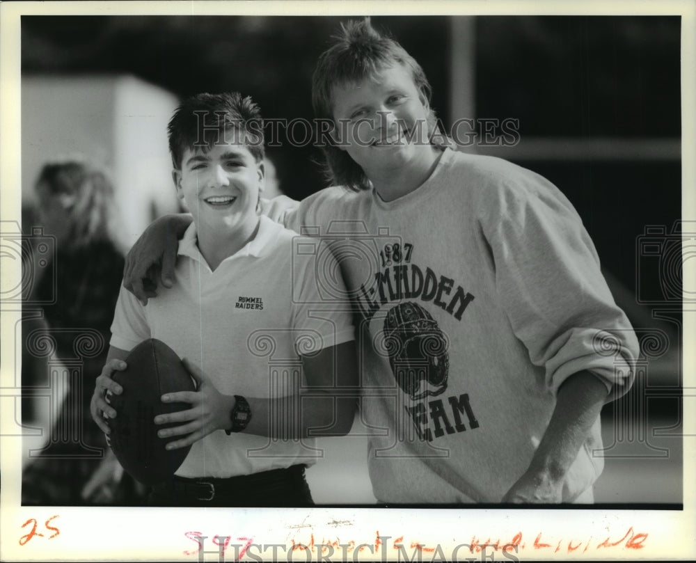 1988 Press Photo Saints placekicker Morten Andersen with Kevin Barrios.- Historic Images