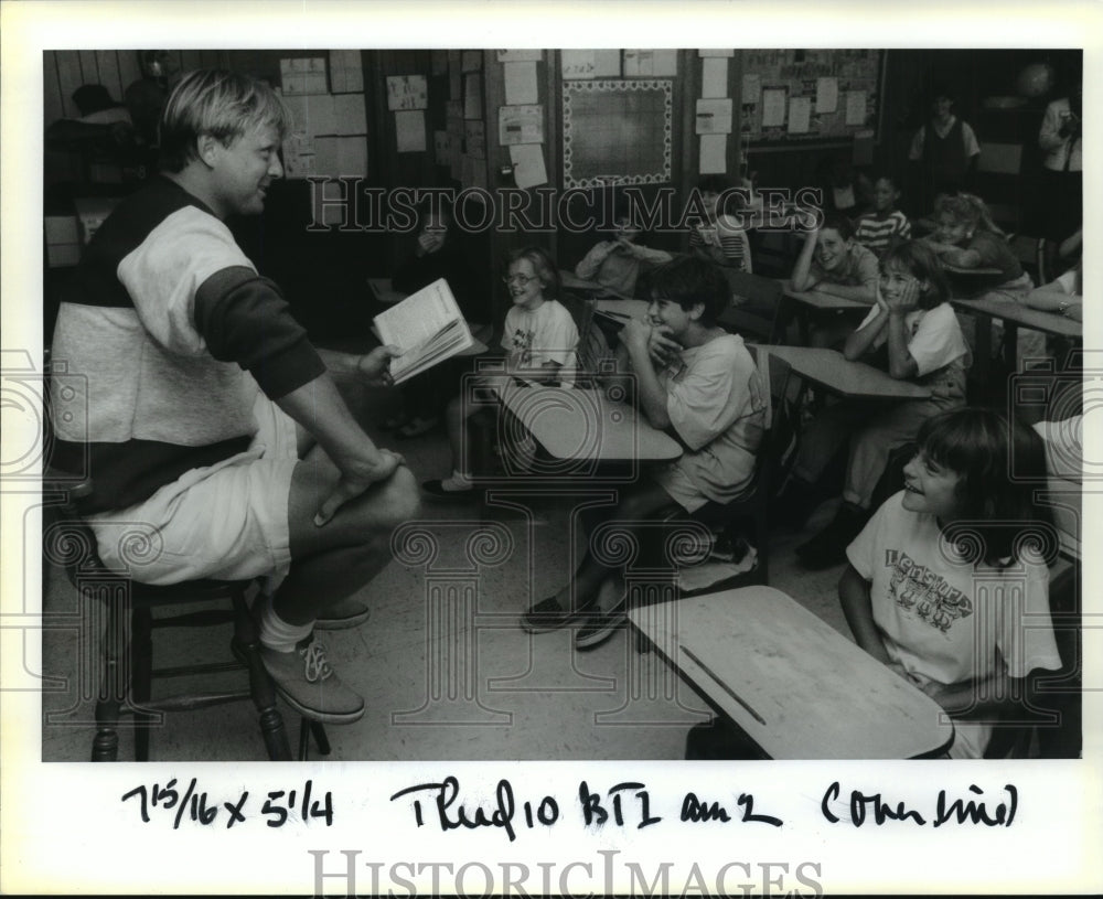 1990 Press Photo Mary Boudreaux's 4th-grade class listen to Morten Andersen.- Historic Images