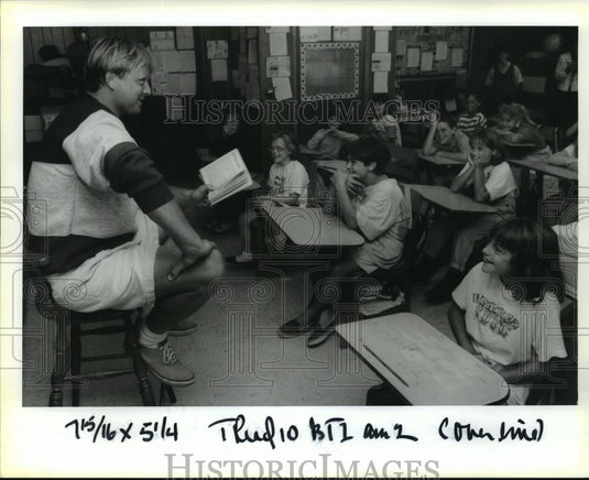 1990 Press Photo Mary Boudreaux's 4th-grade class listen to Morten Andersen.- Historic Images