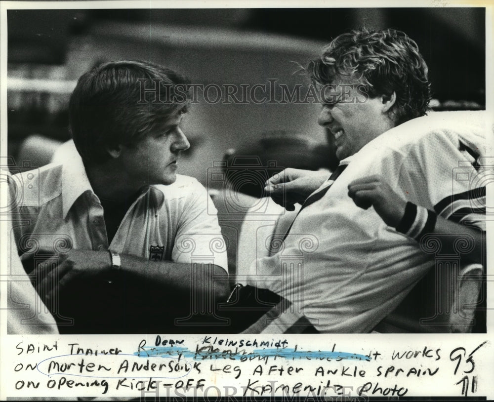 1982 Press Photo Saints trainer Dean Kleinschmidt works on Morten Andersen&#39;s leg- Historic Images