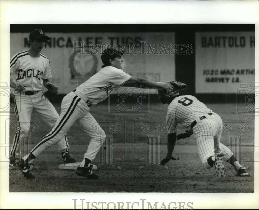 1990 Press Photo Baseball - Shaw baseman Brian Acosta tags out Jesuit Matt Grau- Historic Images