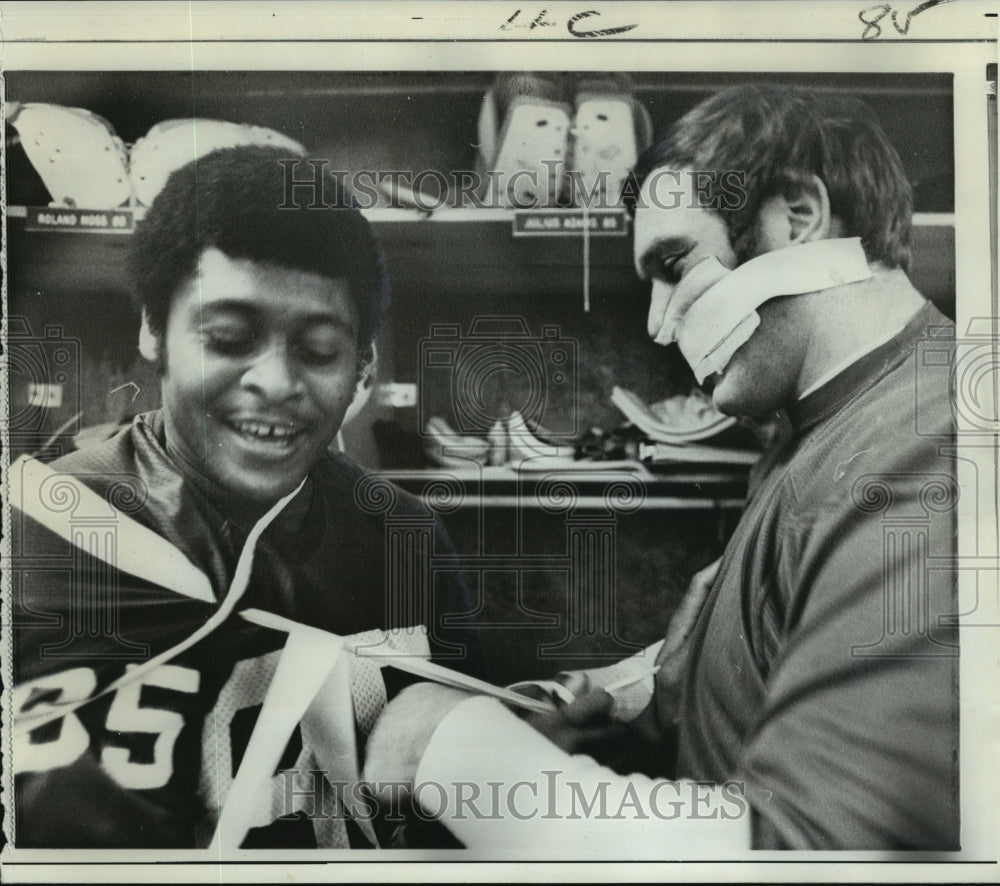 1971 Press Photo Football - Patriots tackle Julius Adams with Dave Rowe- Historic Images