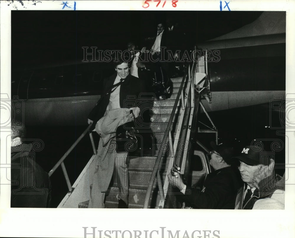 1983 Press Photo Michigan football team arrive in New Orleans for Super Bowl- Historic Images