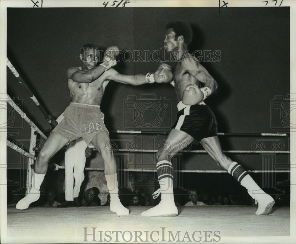 1976 Press Photo Boxing - Warren Matthews looking for opening - nos01931- Historic Images