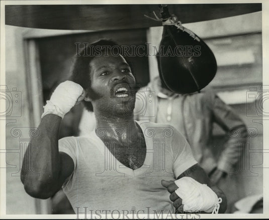 1978 Press Photo Warren Matthews Punching Bag - nos01939- Historic Images