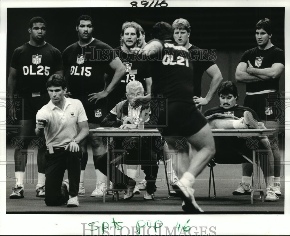 1986 Press Photo Football - Offensive linemen watch agility drill in Superdome- Historic Images