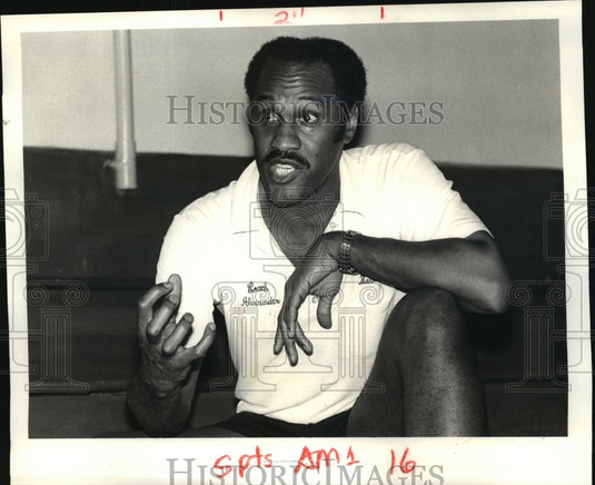 1985 Press Photo Football - Xavier coach Danny Alexander gives pointers to team- Historic Images