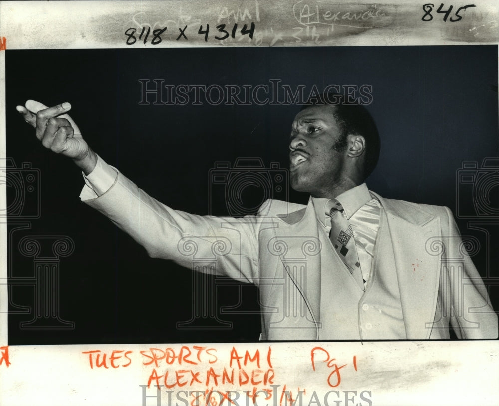 1981 Press Photo Xavier Coach Denny Alexander - nos02000- Historic Images