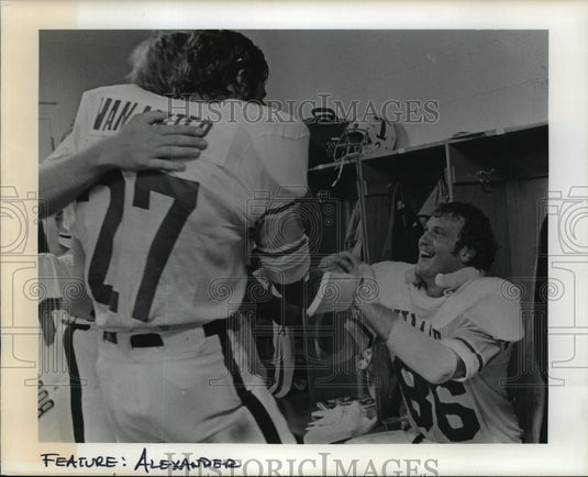 1976 Press Photo Football Player Brian Alexander Congratulated - nos02004- Historic Images
