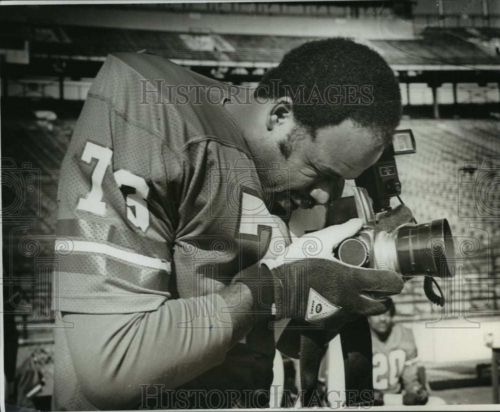 1978 Press Photo Football player Henry Allison taking a photo on the field- Historic Images