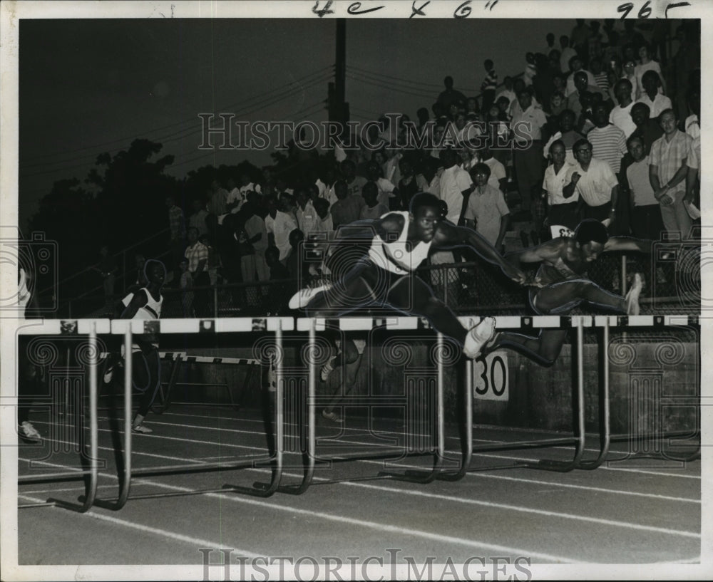 1970 Press Photo Marshall Alexander Hurdling At Track Meet - nos02047- Historic Images