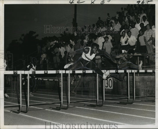 1970 Press Photo Marshall Alexander Hurdling At Track Meet - nos02047- Historic Images