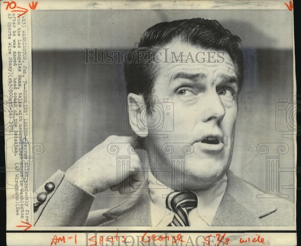 1971 Press Photo George Allen talks with newsmen after named coach of Redskins.- Historic Images