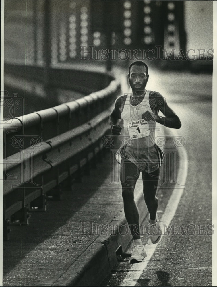 1987 Press Photo Dewayne Allen on the way to the finish line at the Superdome.- Historic Images