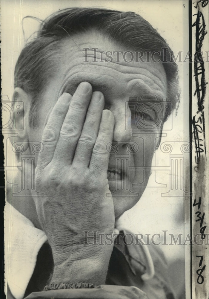 1975 Press Photo Redskins George Allen talks with reporters, his team on strike- Historic Images
