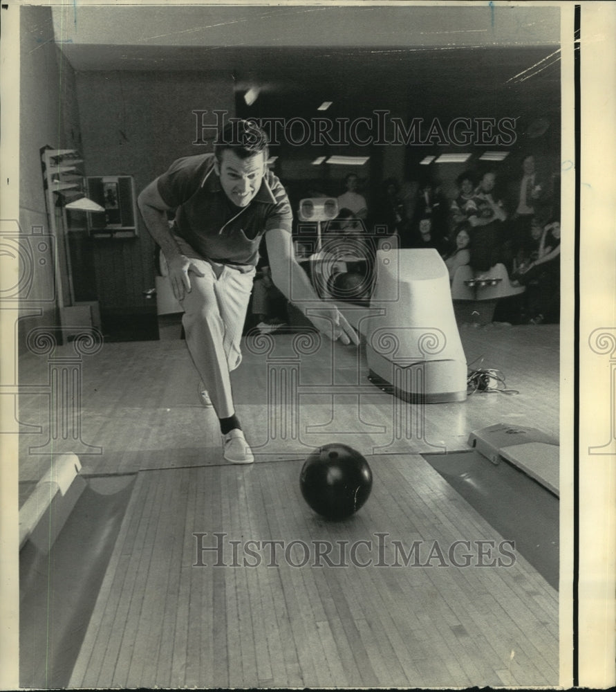 1972 Press Photo George Allen, coach of the Washington Redskins, bowling- Historic Images