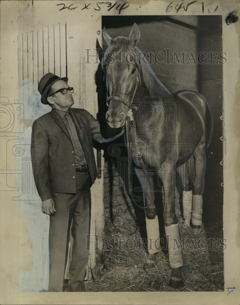 1971 Press Photo Trainer Alcee Richard with Racehorse List Before Kentucky Derby- Historic Images